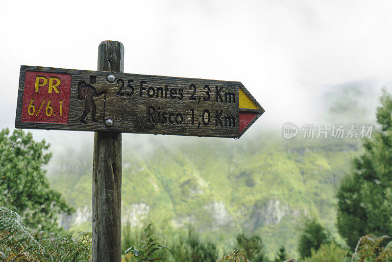 葡萄牙马德拉岛的Fontes Falls徒步旅行标志